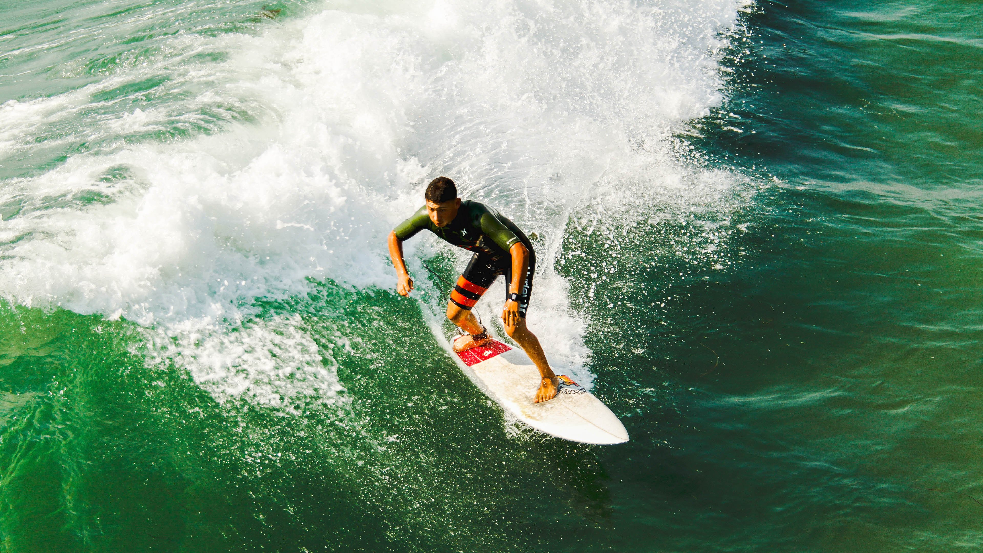 仰泳末段加速突尼斯选手抢占先机,仰泳bd