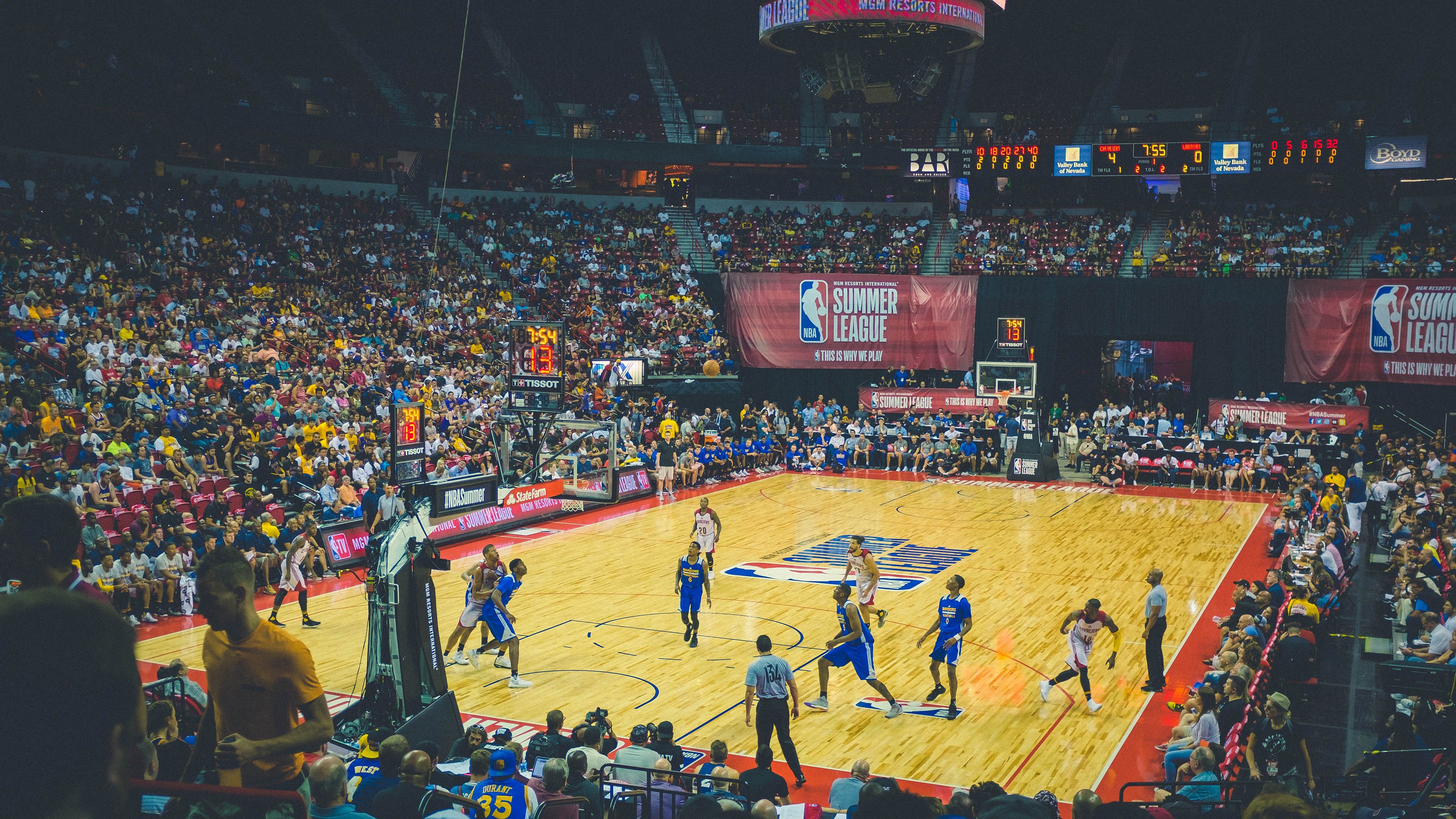 卡普尔带领袋鼠队打破对方防线，赢得关键比赛，卡尔皮纳袋鼠