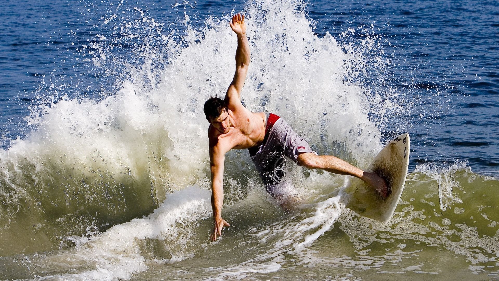 英超积分榜激烈碰撞，争冠悬念持续升温